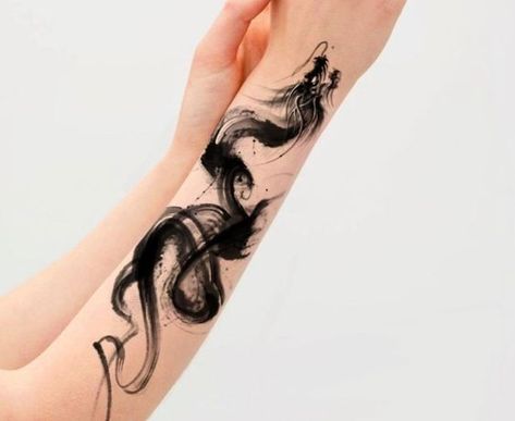 Tattoo For Hands Women Unique, Dragon Hand Tattoos For Women, Minimalistic Dragon Tattoo For Women, Shadow Dragon Tattoo, Pretty Dragon Tattoo, Ink Dragon Tattoo, Japan Style Tattoo, Unique Dragon Tattoo, Tato Realis