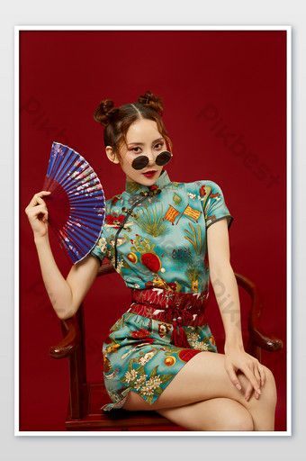 Guochao ball head beauty cheongsam Chinese style fashion photo Chinese New Years, Chinese New Year Traditions, Chinese New Year Outfit, Chinese New Year Crafts For Kids, Chinese New Year Design, Outfits New Year, Chinese New Year Decorations, Shotting Photo, Chinese Fashion