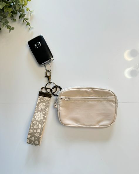 My favorite wallet & lanyard combo🫶🏻 Keychain Aesthetic, Wallet Keychain, Wallet Lanyard, Keychain Wallet, Wristlet Wallet, Lanyard, Wish List, Wallet, Christmas