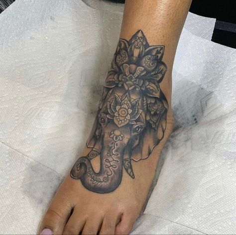 Ankle Foot Tattoo, Cute Foot Tattoos, Stomach Tattoos Women, Cuff Tattoo, Line Tattoo Ideas, Simple Tattoos For Women, Armband Tattoos, Hand Tattoos For Girls, Forarm Tattoos