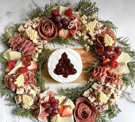 These beautiful boards are sure to be the highlight of your next holiday party. Tianna shares how to accomplish a holiday charcuterie board in five minutes! Holiday Charcuterie Board, Holiday Charcuterie, Beautiful Boards, Christmas Buffet, Christmas Cheese, Decorações Com Comidas, Christmas Apps, Charcuterie Inspiration, Christmas Dinner Party