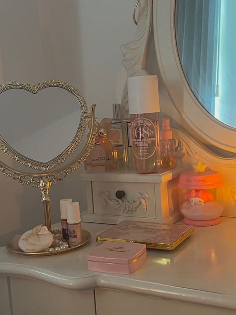 Coquette dollette y2k lana del rey room inspo coquette room Coquette Room Mirror, Coquette Room Hello Kitty, Lana Del Rey Apartment, Lana Room Decor, Room Ideas Aesthetic White And Pink, Bedroom Inspo Coquette, Lana Del Rey Dorm Room, Antique Coquette Room, Room Inspiration Coquette