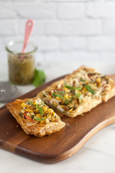 Puff Pastry Pizza with Summer Vegetables + Pesto Food Starters, Elegant Salad, Pastry Treats, Pepper Pesto, Puff Pastry Pizza, Corn Zucchini, Pastry Pizza, Easy Puff, Savory Treats