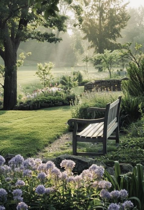 Country Style Landscaping, English Garden Decor, Yard Seating, English Garden Ideas, Compound House, Cottage Core Garden, Country Backyards, Cottage Backyard, English Garden Design