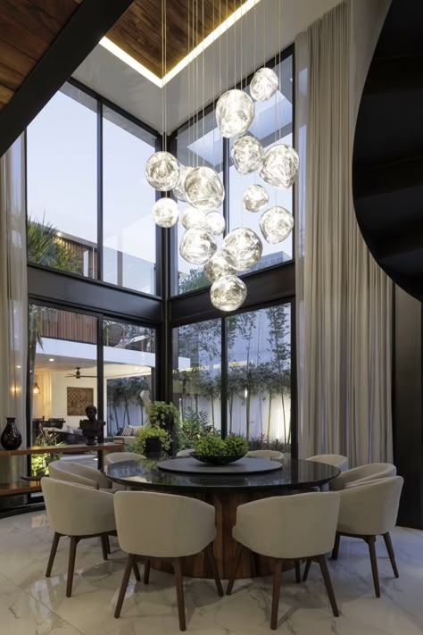 Casa del Agua by Di Frenna Arquitectos | HomeAdore Two Story Dining Room Ideas, White Kitchen With Black Accents Modern, Ceiling Ideas Dining Room, Ideas Sala Comedor, Dining Room Ideas Modern, Ideas Comedor, Modern Dining Room Ideas, Dining Room Chandelier Modern, Chandelier Dining Room