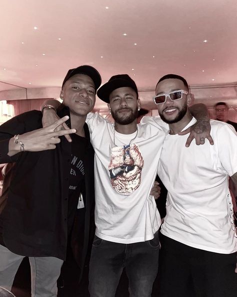 Memphis Depay on Instagram: “It’s the chemistry for me. 🧪🔥” Mbappe And Neymar, Cristiano Ronaldo Shirtless, Fc Barcelona Wallpapers, Memphis Depay, Beard Fade, 1 Kings, Kylian Mbappe, Soccer Guys, Best Duos