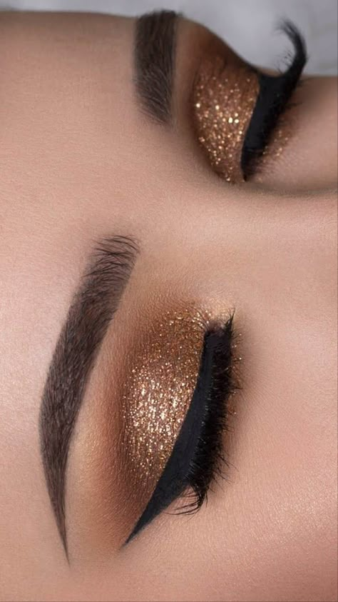 Eye Makeup For Black And Gold Dress, Black Gold Eye Makeup, Black And Gold Eyeshadow Looks, Black And Golden Eye Makeup, Golden Brown Eye Makeup, Gold And Black Makeup Looks, Makeup Ideas For Black Dress, Makeup Dorado, Gold Eye Makeup Looks