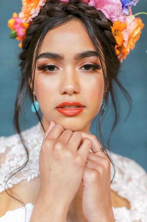 Frida Kahlo Inspired Wedding, Mexican Hairstyles, Looks Adidas, Orange Lips, Stylish Couple, Mexican Wedding, Scene Hair, Bride Makeup, Vintage Bridal