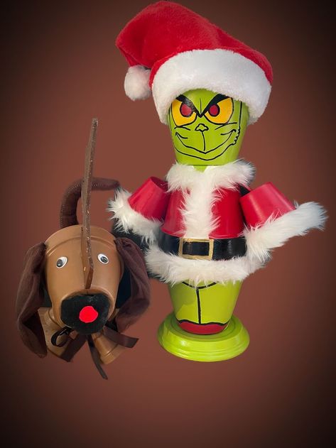 Grinch Flower Pot, Painted Clay Pots Ideas Terra Cotta, Grinch Clay Pots, Clay Pot Grinch, Clay Pot Santa And Mrs Claus, Pot People Ideas, Grinch Terra Cotta Pot, Terra Cotta Pot Nutcracker, Clay Pot Toy Soldier