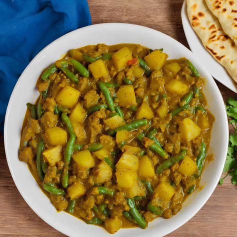 Green Beans Recipe Indian, African Curry, Indian Beans Recipe, Crunchy Green Beans, Soft Potatoes, Green Bean Curry, Meatless Entrees, Potato Curry Recipe, Garbanzo Bean Recipes