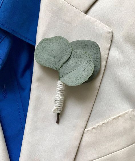 Eucalyptus Boutonniere, Greenery Boutonniere, Wedding Eucalyptus, Marriage Dress, Wedding Koozies, Inexpensive Wedding, Flowers Ideas, Eucalyptus Wedding, Boutonniere Wedding