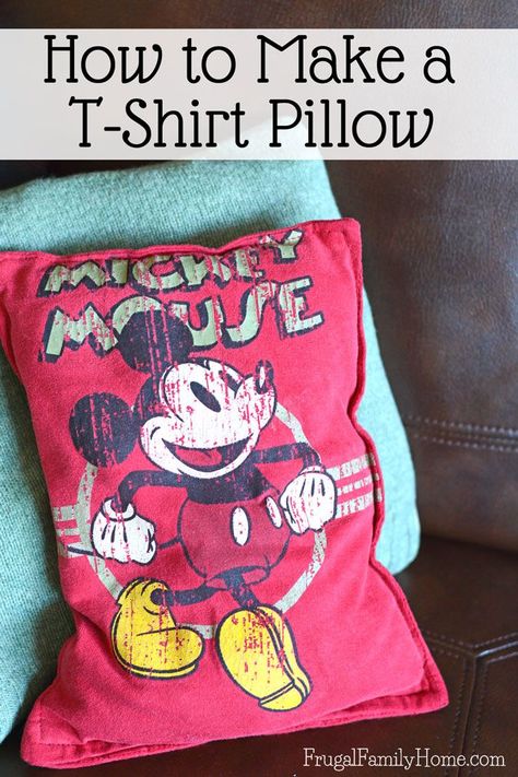 If you have a favorite t-shirt don’t throw it out recycle old t-shirts into colorful pillows instead. This is how to make a t-shirt pillow for yourself. It’s easy to do taking about 15 minutes from start to finish. I love to make these using my kid’s favorite t-shirts they’ve outgrown. But this craft idea is great for adult t-shirts too. Sew Ins, Tshirt Pillow, Crochet Vintage, Vintage Fans, Beginner Sewing Projects Easy, Navidad Diy, Sewing Pillows, Tshirt Crafts, Shirt Pillow