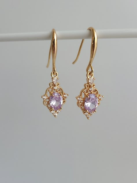 14k Gold Plated Hook Earrings with Light Purple Glass Gemstone Charms, Vintage Style Earrings, Cute Dangle Earrings, Gift for Her Product specifications: * Material: 14K Gold Plated Brass * Size 3.7cm drop length. Each charm measures 2cm. Packaging and Gifts: * All pieces of jewellery are set on a card in a mesh jewellery pouch  Shipping: * All orders will be shipped out within 1 - 3 days by standard untracked letter post. If you require tracking, please upgrade to that option at the time of che Hell Lila, Cute Dangle Earrings, Vintage Earring, Pretty Jewelry Necklaces, Jewellery Pouch, Vintage Style Earrings, Purple Earrings, Fancy Jewellery, Jewelry Lookbook