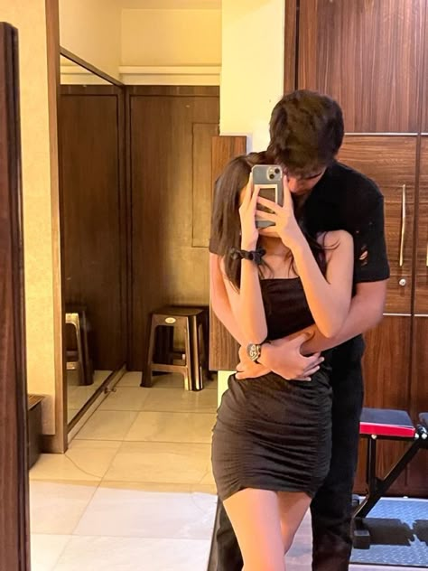 Mirror Couple Selfies, Cute Selfie Poses For Couples Mirror, Couple Mirror Selfie Aesthetic Hide Face, Couple Back Dp, Mirror Couple Pics, Couple Picture Ideas Mirror, Cute Couple Pics Selfie, Couple Mirror Pose Ideas, Couple Poses Selfie