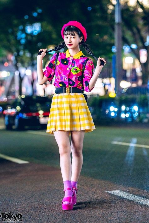 Cheerful Pose Reference, Tokyo Street Style Women, Harajuku Style Outfits, Skirt Chanel, Harajuku Street Fashion, Mode Harajuku, Pink Beret, Japan Fashion Street, Teen Style