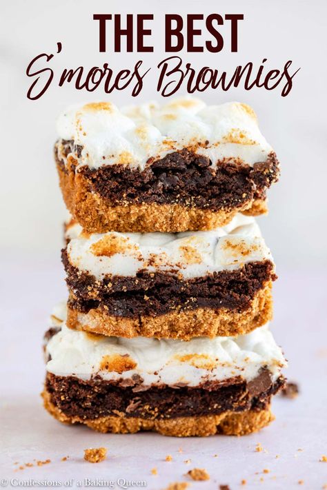 The best dessert mash up, s'mores + brownies will be your new favorite! Starting with a graham cracker crust topped with brownie batter baked and topped with chocolate chunks and toasted marshmallows! Perfect for your next party dessert!   #smoresbrownies #brownierecipes Smores Brownies, Cookie Dough Cake, Dessert Halloween, Biscuits Graham, Cowboy Cookies, The Best Dessert, Cookie Bar, Dessert Party, Cracker Crust