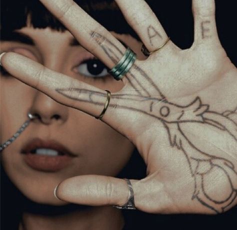 Hannah Snowdon scissor hand tattoo Scissors Hand Tattoo, Scissor Hand Tattoo, Hannah Snowdon Tattoo, Shears Tattoo, Hand Tattoo Images, Hannah Snowdon, Scissors Hand, Palm Tattoos, Body Tattoo