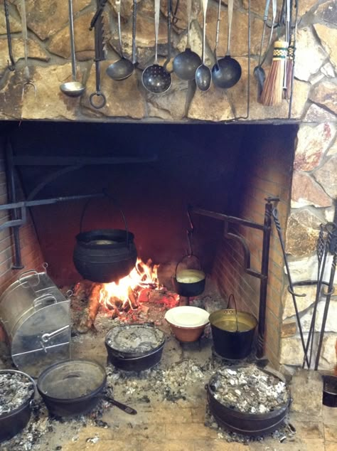 Osage Bluff Quilter: The last week at John C. Campbell Folk School Primitive Fireplace, Cooking Hearth, Fireplace Cooking, Irish Cottage, Primitive Homes, Irish Soda, Fire Cooking, Primitive Kitchen, Soda Bread