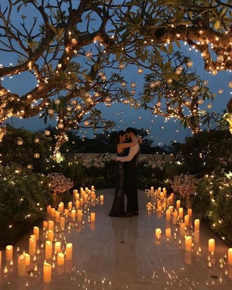 35 fotos para te inspirar a fazer uma Decoração de Casamento com Luzes خواتم خطوبة, Dream Proposal, Wedding Proposals, Wedding Scene, Future Wedding Plans, Wedding 2024, Wedding Goals, Wedding Cake Designs, Halloween Wedding