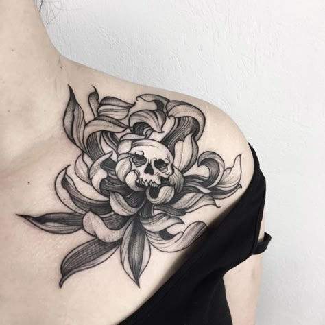 Skull Chrysanthemum Tattoo, Evil Flower Tattoo, Backside Tattoo, Crisantemo Tattoo, Floral Skull Tattoos, Tattoo Fairy, Gotik Tattoo, Butterfly Lady, Chrysanthemum Tattoo