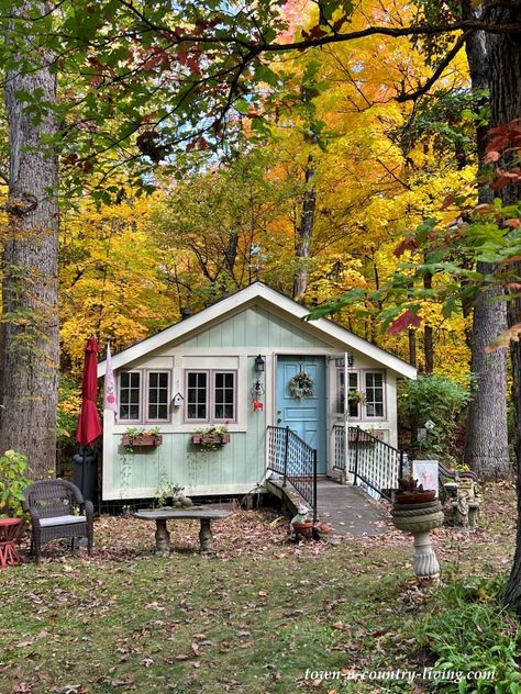 Swedish Cabin Cottages, Cottage In Woods, Cottages In The Woods, Swedish Cabin, Dark Grey Houses, Tiny House Cottage, Swedish Cottage, Cabin Inspiration, Quaint Cottage