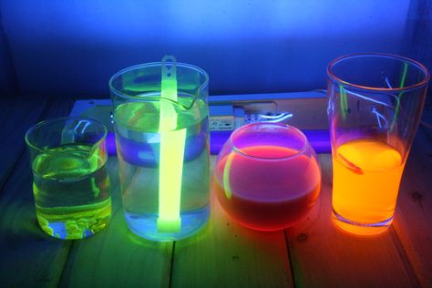 How to Make Water Glow -- via wikiHow.com Test Tube Shots, Glow Bottle, Glowing Water, Glow Stick Ideas, Glow Water, Diy Lights, Decorating With Sticks, How To Make Water, Diy Glow