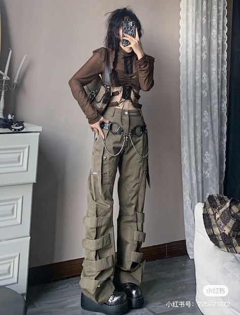 Dystopian Cyberpunk Outfit, Cyberpunk Girl Outfit, Avant Apocalypse Outfit, Combat Style Outfit, Cute Dystopian Outfits, Army Clothes Aesthetic, Army Core Outfits, Dystopian Outfits Aesthetic, Dystopian Aesthetic Outfit