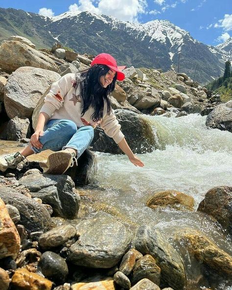 Girls Dpz Stylish, Urdu Poetry Ghazal, Bleach Hair Color, Sehar Khan, Travel Pose, Waterfall Photo, Artsy Photography, Self Pictures, Urdu Novel