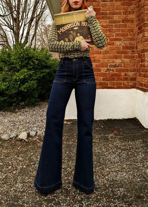 Bell Bottom Jeans Outfit 70s, 70s Flare Jeans Outfit, Bell Bottom Jeans Outfit, Flare Jeans Outfit, Wide Leg Jeans Outfit, 70s Denim, Blue Jean Outfits, Outfits 70s, Blue Flare Jeans