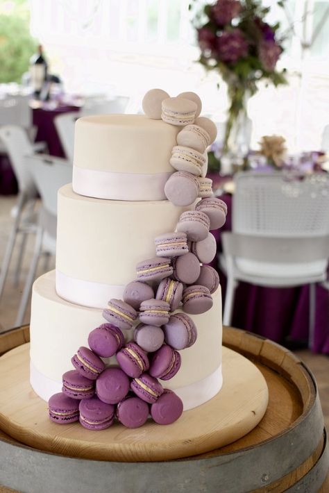 Cake Design With Macaron, Macaron Torte, Wedding Cake Macarons, Wedding Cake With Macarons, Sewanee Wedding, Macaron Wedding Cake, Macaroon Wedding Cakes, Macaroon Tower, Lavender Wedding Cake