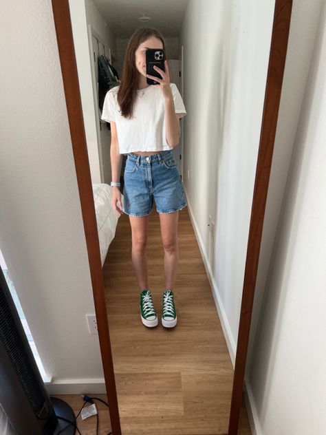 Inspo for bermuda shorts - love paring with high top platform converse High Converse Outfit, High Top Converse Outfit, High Top Platform Converse, High Tops With Shorts, Shorts And Converse, Cutest Outfits, Converse Outfits, Converse Outfit, High Top Converse