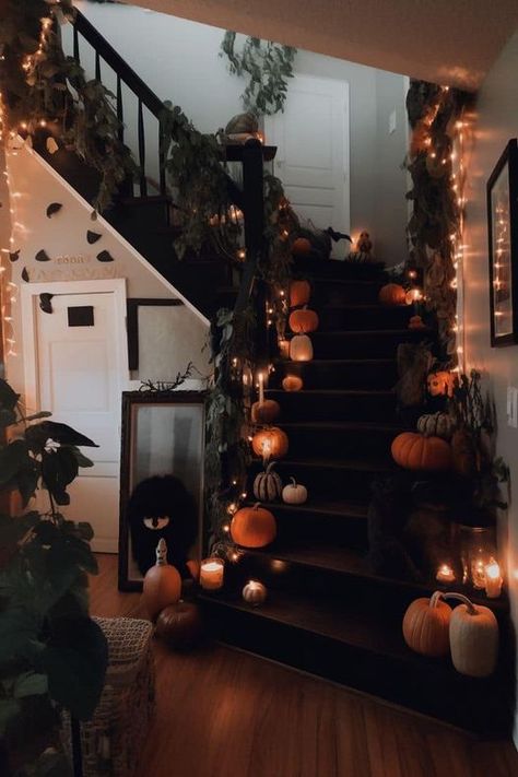 Fall Moodboard, Halloween Chic, Halloween Decor Diy, Casa Halloween, Halloween Room Decor, 21st Party, Farmhouse Halloween, Deco Studio, Orange Leaves