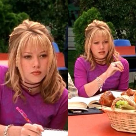 Lizzie Mcguire Hairstyles, Lizzie Mcguire Hair, Lizzie Mcguire Outfits, Tropical 2000s, 2000s Hair, 2000s Hairstyles, Village Drawing, Iconic Hair, Decades Of Fashion