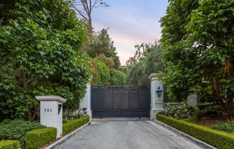 Driveway Entrance Landscaping, Driveway Entrance, Front Gate Design, Entrance Gates Design, House Gate Design, Los Angeles City, Front Gates, Driveway Gate, Entry Gates