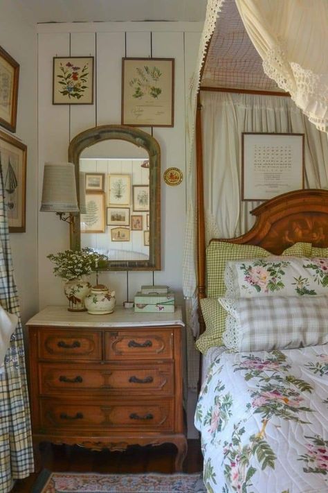 Vintage Cottagecore Bedroom Ideas, Grandmacore House Bedroom, Grandma Chic Bedroom, Quaint Bedroom, Bed And Breakfast Aesthetic, Cozy Colorful Bedroom, Grandmacore Bedroom, Grandmacore House, Cottage Room Ideas