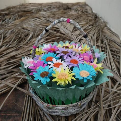 Bouquet With Paper, Paper Flower Basket, Bouquet Of Paper Flowers, Basket Bouquet, Floral Tape, Round Basket, Handmade Baskets, Gerbera Daisy, Daisy Flowers