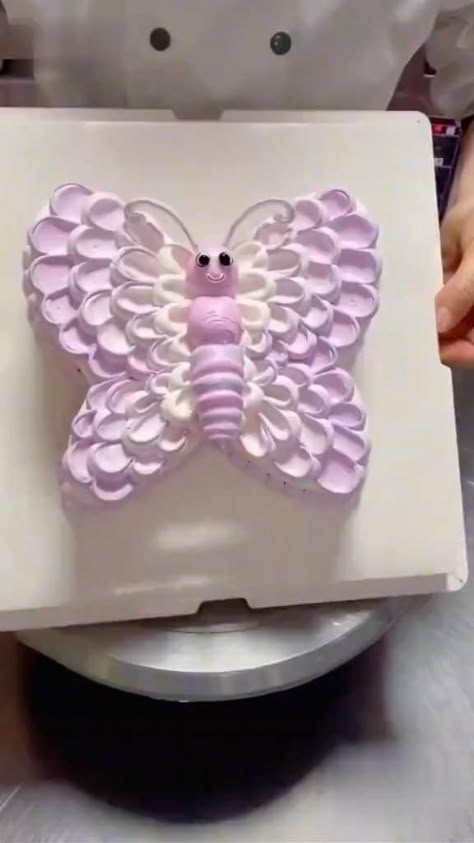 Butterfly Cake Ideas, Easy Cake Designs, Cake Designs For Kids, Butterfly Birthday Cakes, Baby Birthday Ideas, Birthday Sheet Cakes, 2nd Bday Ideas, Decorating Frosting, Butterfly Birthday Party