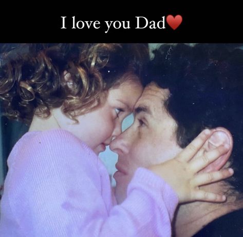 young gracie with her dad Dad Face Claim, Gracie Abrams And Boyfriend, Dad And Baby Girl Aesthetic, Gracie Abrams Old Pics, Teenage Gracie Abrams, Gracie Abrams Childhood Pictures, Dad Aesthetic, Singer Dr, Core Memories