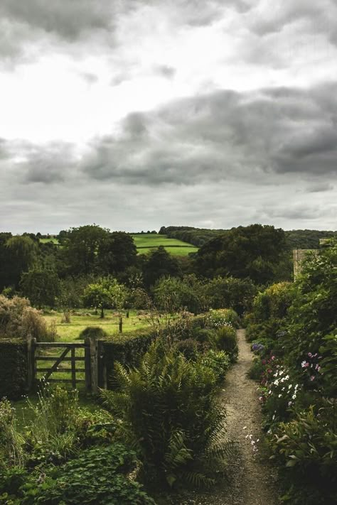 Snowshill Manor, Gloucestershire England, English Garden Design, Manor Garden, English Countryside, England Uk, English Garden, Nature Aesthetic, Pretty Places