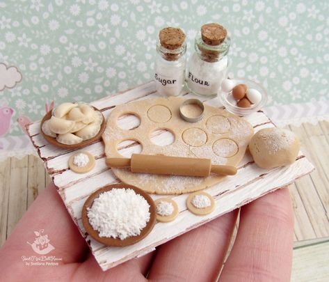 Cercei Din Lut Polimeric, Crea Fimo, Diy Doll Miniatures, Doll House Plans, Mini Doll House, Doll House Crafts, Dollhouse Miniatures Diy, Doll Food, Mini Craft