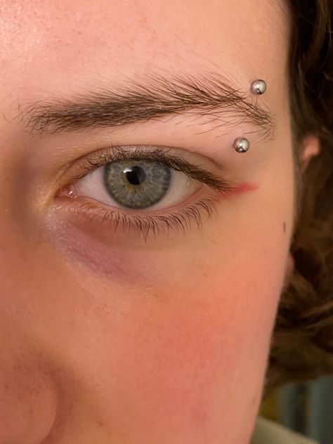 Brow Piercing Aesthetic, Pirsing Eyebrow, Eyebrow Piercing Jewelry Different, Sparkly Eyebrow Piercing, Summer Piercings, Eye Brow Piercing Girl Aesthetic, Pink Eyeliner, Face Piercings, Eyebrow Piercing