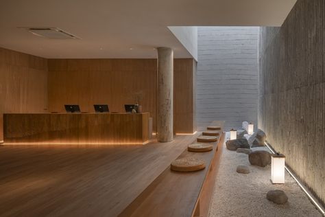 Wellness Spa Interior Design, Interior Design Japanese, Sala Yoga, Villa Concept, Japanese Spa, Marble Mosaic Floor, White Marble Mosaic, Japanese Onsen, Spa Interior Design