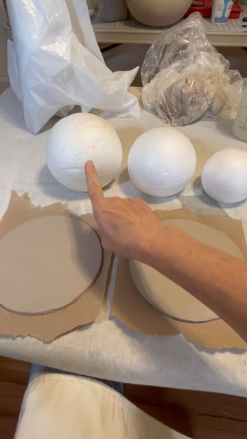 Porcelain Sculpture, Beginner Pottery, Ceramic Inspiration, Pottery Videos, Clay Bowl, Pottery Clay, Slab Pottery, Ceramic Techniques, Styrofoam Ball