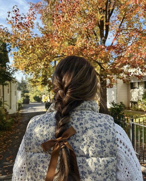 @emmybucher on instagram Hair Fall Aesthetic, Summer Into Fall Aesthetic, Autumn Hair Aesthetic, Romantic Style Fall Outfits, Fall Aesthetic Hairstyles, Fall Aesthetic Hair, Fall Hair Aesthetic, Fall Aesthetic 2024, Fall Picture Ideas For Instagram