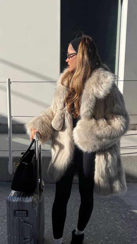 Long Fur Coat Outfit, Vanilla Outfit, Fur Coat Outfit Casual, Aesthetic Fashion Design, Fur Coat Outfits, Clean Girl Outfit, Long Coat Outfit, Fur Coat Outfit, Chicago Outfit