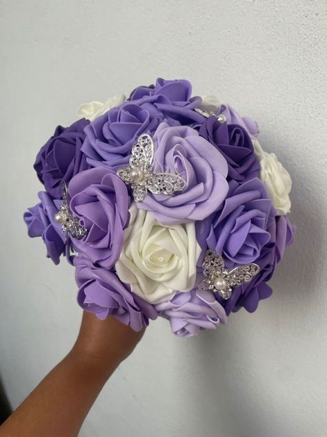 Lilac Ramo Quince, Purple Quince Flowers, Purple Quinceanera Flowers, Quinceanera Flower Bouquet Purple, Lavender Quince Bouquet, Purple Ramos For Quinceanera, Purple Quinceanera Theme Tables, Quinceanera Bouquet Purple, Light Purple Quince Decorations