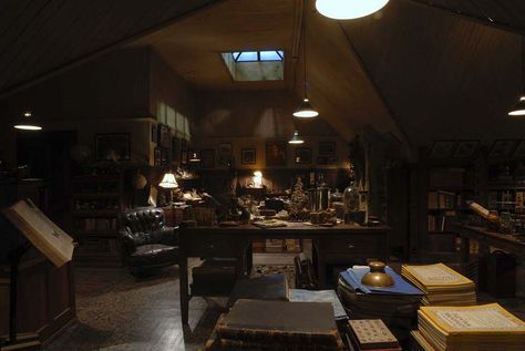 Arthur Spiderwick's study Spiderwick Chronicles House Interior, Spiderwick Chronicles Aesthetic, Spiderwick Chronicles House, Spiderwick Chronicles Illustration, The Spiderwick Chronicles Poster, Sherlock Holmes Study Room, Spiderwick Chronicles, Mechanic Shop, Witch Room