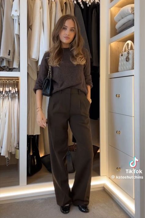 Pleated Trousers Outfit Winter, Wide Leg Trousers With Boots, Wool Trousers Women Outfit, Aritzia Melina Pant Outfit, Brown Wide Leg Trousers Outfit, Wide Leg Trousers Outfit Classy, Brown Trousers Outfit Women, Wide Trousers Outfit, Pleated Trousers Outfit