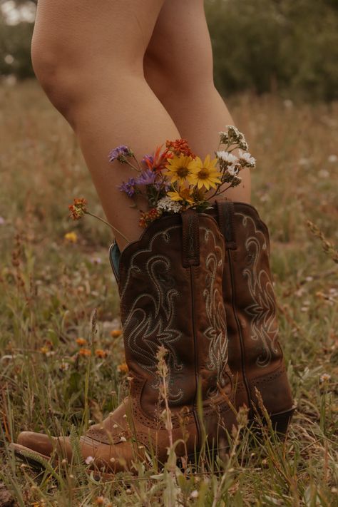 Cowboy Boot Photoshoot, Flowers In Cowboy Boots, Flowers In Boots, Homestead Aesthetic, Western Photo Shoots, Cowgirl Photoshoot, Bota Western, Western Photo, Cutee Animals