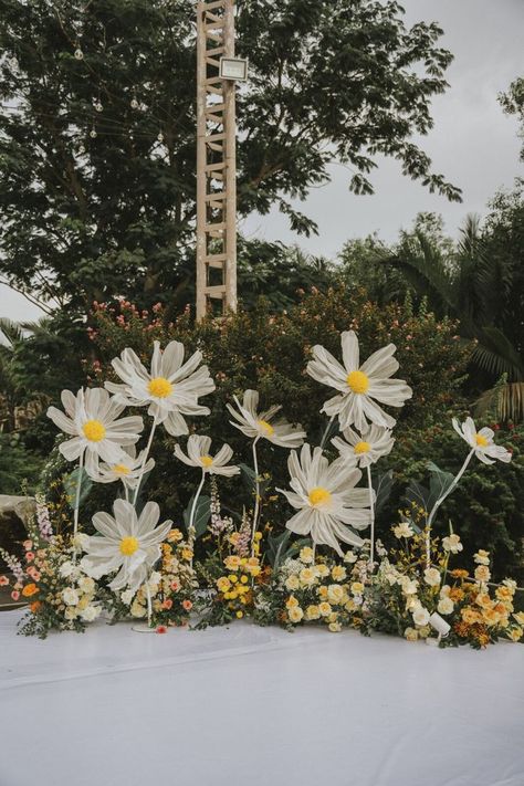 Giant Flowers Wedding, Wedding Concept Ideas, Unique Wedding Backdrop, Giant Flower Backdrop, Daisy Wedding Theme, Wedding Backdrop Outdoor, Wedding Decor Backdrop, Outdoor Wedding Backdrop, Daisies Wedding